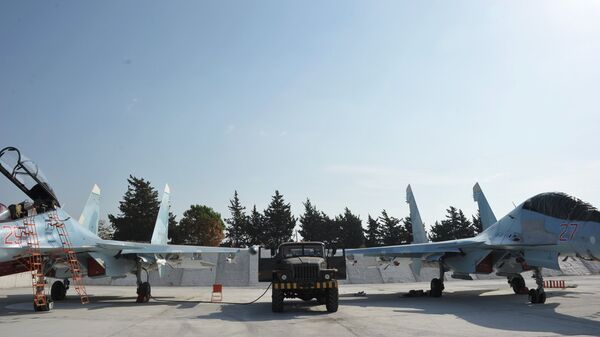 Истребители ВКС РФ СУ-30СМ готовятся к вылету с авиабазы Хмеймим в сирийской провинции Латакия. Архивное фото