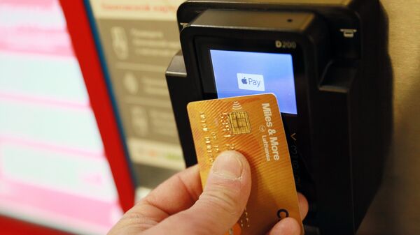 Автомат продажи проездных билетов с терминалом для оплаты банковскими картами. Архивное фото