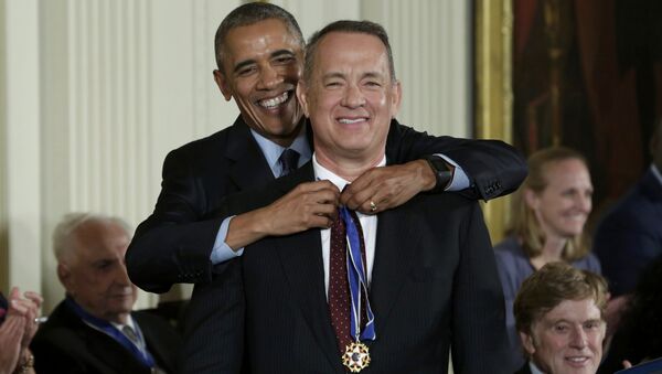 Президент США Барак Обама вручает президентскую медаль Свободы актеру Тому Хэнксу в Вашингтоне, США