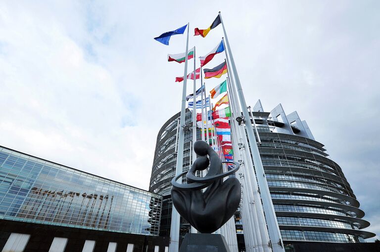 Скульптура Сердце Европы у здания Европейского парламента в Страсбурге, Франция Скульптура Сердце Европы у здания Европейского парламента в Страсбурге, Франция