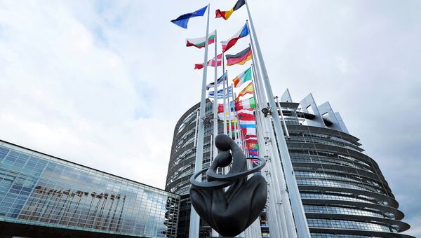 Скульптура Сердце Европы у здания Европейского парламента в Страсбурге, Франция. Архивное фото
