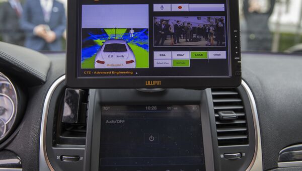Дисплей системы автопилотирования в автомобиле Tesla. Архивное фото