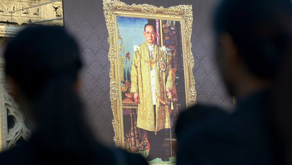 Тайские чиновники клянутся на верность покойному королю Пхумипону Адульядету в Доме правительства в Бангкоке, Таиланд. Архивное фото
