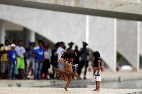 Дети коренных народов Бразилии во время захвата дворца Планалту, 22 ноября 2016
