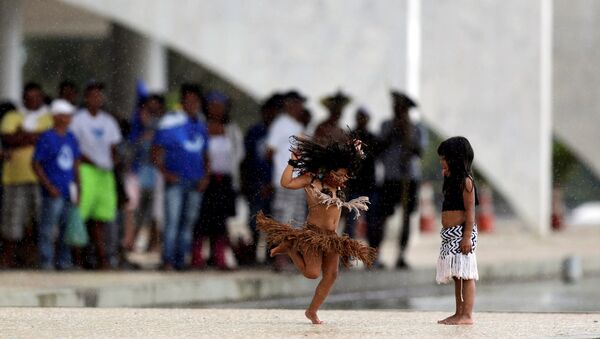 Дети коренных народов Бразилии во время захвата дворца Планалту, 22 ноября 2016