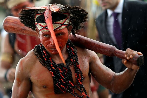 Мужчина из племени Паташо на протесте коренных народов Бразилии, 22 ноября 2016