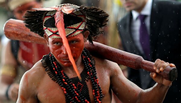 Мужчина из племени Паташо на протесте коренных народов Бразилии, 22 ноября 2016