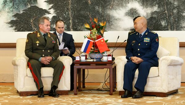 Министр обороны РФ Сергей Шойгу и заместитель председателя Центрального военного совета КНР Сюй Цилян во время встречи в Пекине. 23 ноября 2016