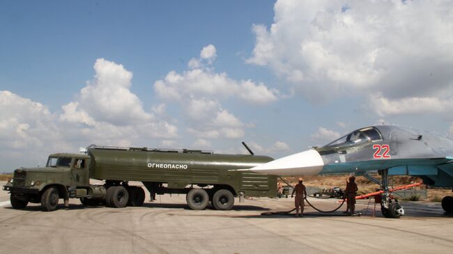 Заправка российского истребителя-бомбардировщика Су-34 перед вылетом на авиабазе Хмеймимв Сирии. Архивное фото