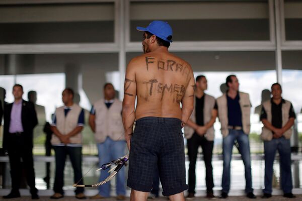 Мужчина на протесте коренных народов Бразилии, 22 ноября 2016