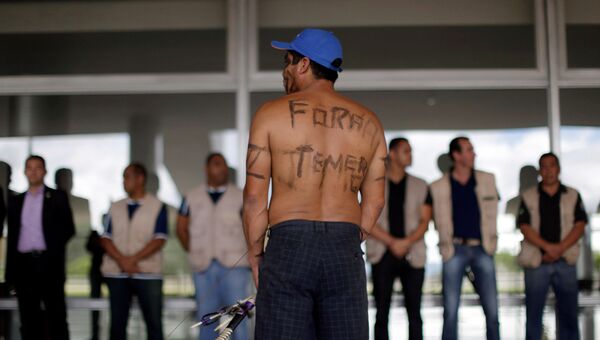 Мужчина на протесте коренных народов Бразилии, 22 ноября 2016