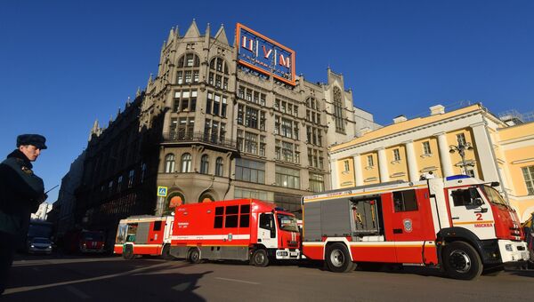 Автомобили пожарной службы у здания Центрального универсального магазина в Москве. 23 ноября 2016