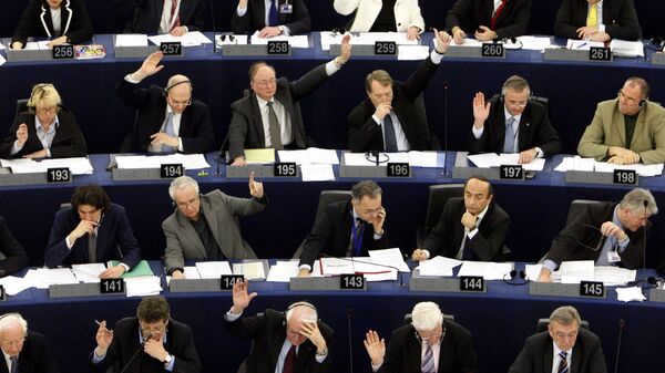 Депутаты Европарламента во время голосования, архивное фото