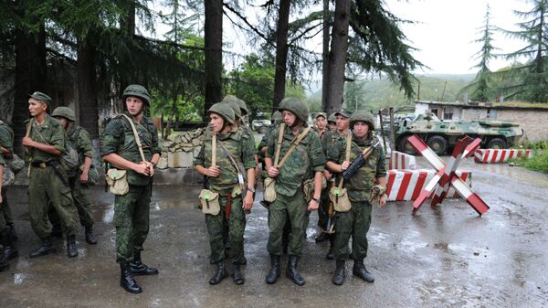 Служащие военной базы в городе Гудаута Республики Абхазия во время тактических учений