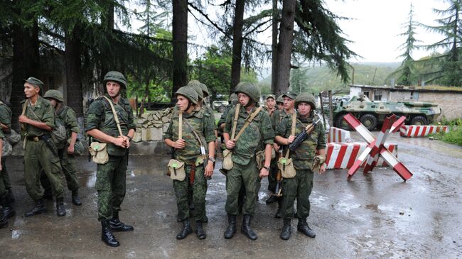 Служащие российской военной базы в городе Гудаута Республики Абхазия во время тактических учений. Архивное фото