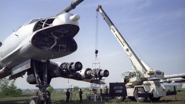 Самолет Ту-95 со снятым оборудованием. Архивное фото