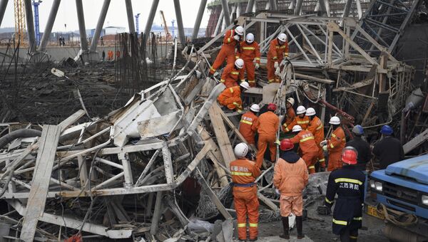 Спасатели на месте обрушения строящейся электростанции в округе Фэнчэн провинции Цзянси, КНР. 24 ноября 2016