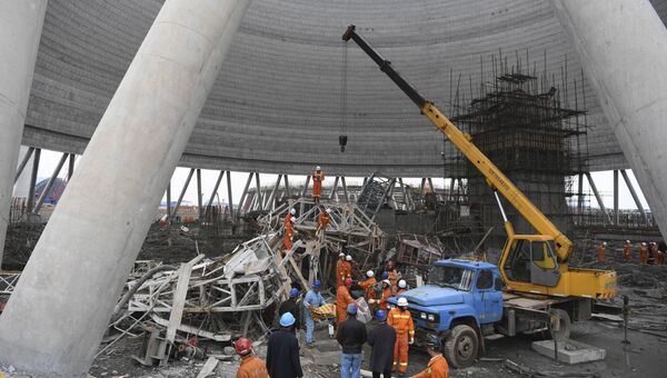 Спасатели на месте обрушения строящейся электростанции в округе Фэнчэн провинции Цзянси, КНР. 24 ноября 2016