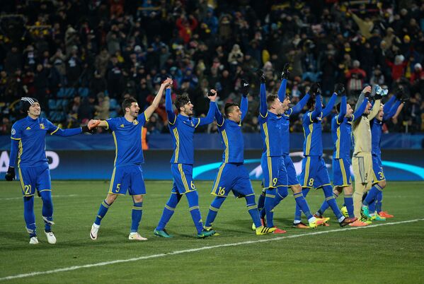 Игроки Ростова празднуют победу в матче Лиги чемпионов против Баварии