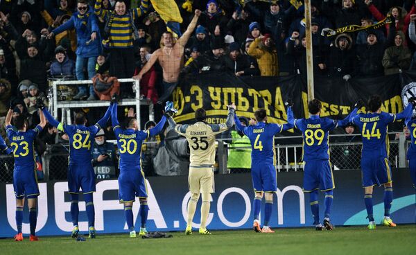 Игроки Ростова празднуют победу в матче Лиги чемпионов против Баварии