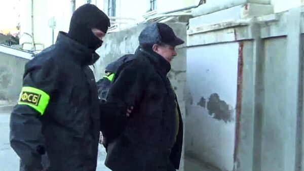 Сотрудники Федеральной службой безопасности РФ конвоируют Леонида Пархоменко в Севастополе
