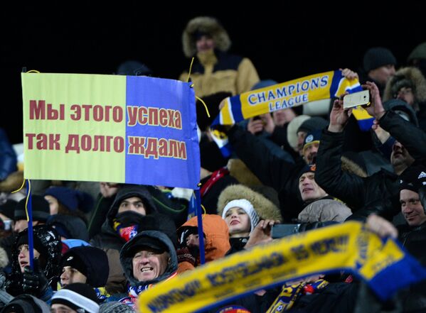 Болельщики Ростова поддерживают свою команду в матче группового этапа Лиги чемпионов против ФК Бавария