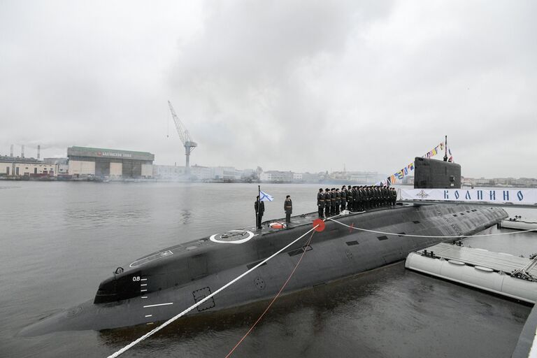 Торжественная церемония передачи подлодки Колпино ВМФ России на пристани АО Адмиралтейские верфи в Санкт-Петербурге