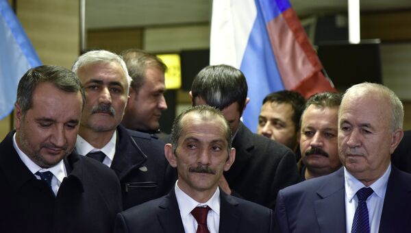 Глава турецкой ассоциации евразийских правительств Хасан Дженгиз в аэропорту Симферополя во время прибытия делегации из Турции