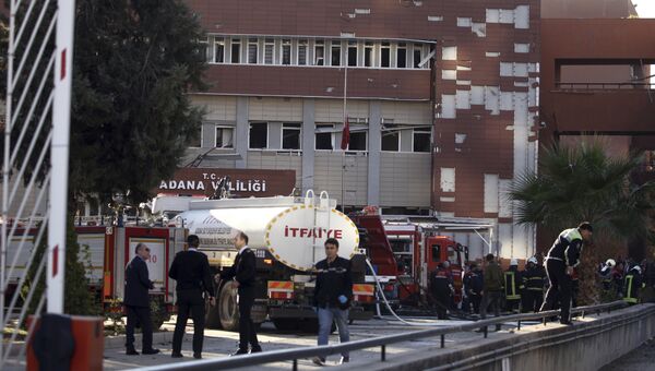 Пожарные на месте взрыва у здания канцелярии губернатора в городе Адана, Турция. 24 ноября 2016