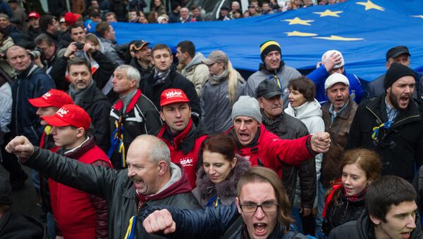 Участники митинга за подписание соглашения об ассоциации с Евросоюзом на Европейской площади в Киеве