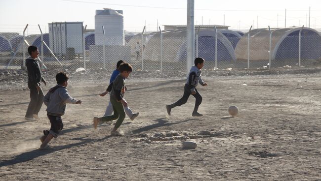 Дети из Мосула играют в футбол в лагере беженцев эль-Хазер. Архивное фото