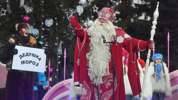 Главный Дед Мороз во время церемонии встречи на театрализованном представлении Зоополис в Московском зоопарке