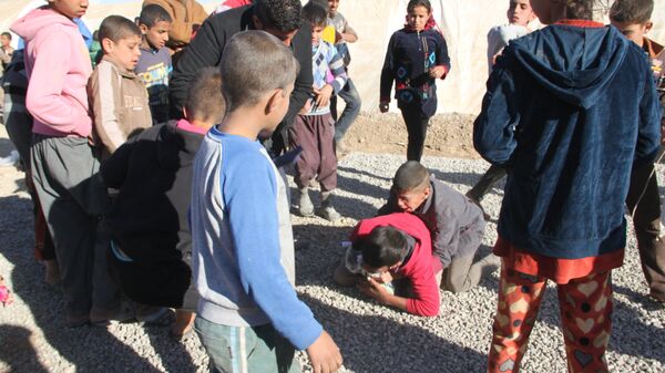 Дети из иракского Мосула дерутся за гуманитарную помощь. Архивное фото