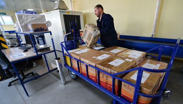 Разгрузка почтовых отправлений в сортировочном центре Почты России. Архивное фото