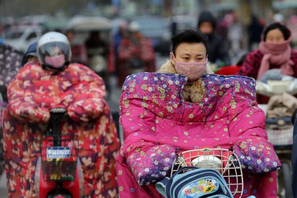 Люди в специальных куртках для мотоциклистов в Ляньюньгане, Китай