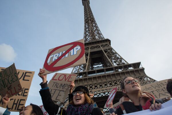 Участники демонстрации против избранного президента США Дональда Трампа в Париже