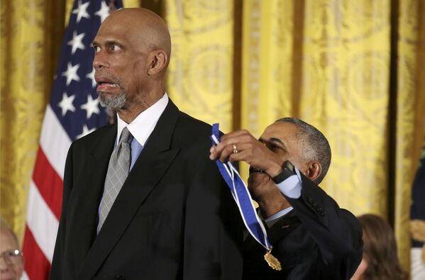 Президент США Барак Обама вручает президентскую медаль Свободы баскетболисту Абдул-Джаббару в Белом доме, Вашингтон, США