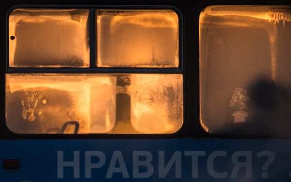 Окна автобуса во время сильного мороза в Омске