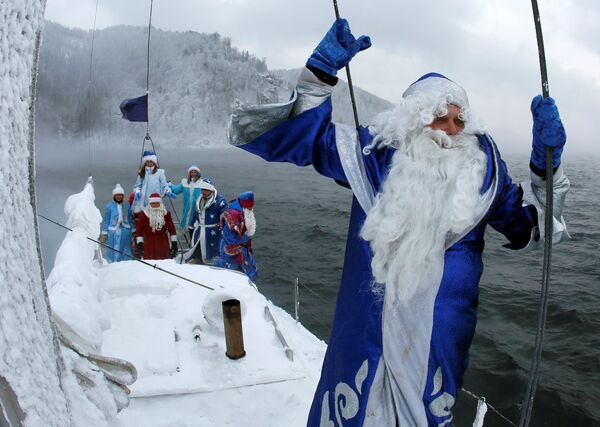 Член яхт-клуба в костюме Деда Мороза на реке Енисей