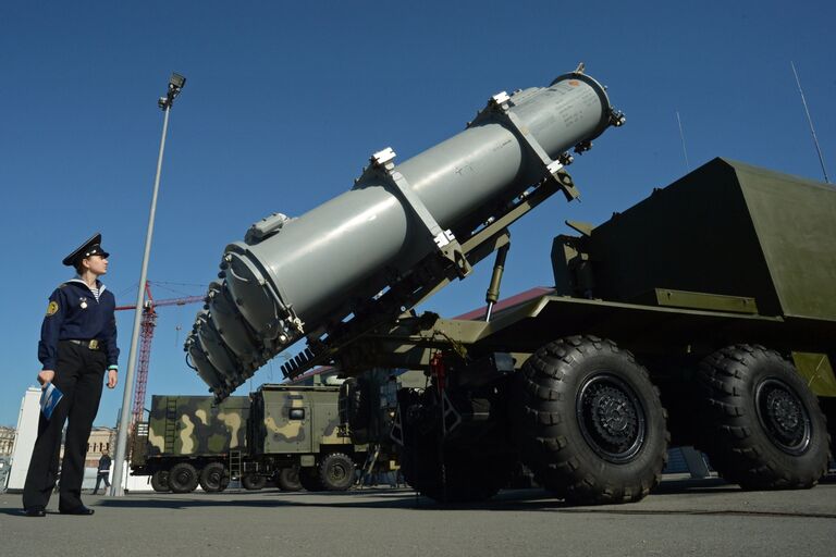 Посетитель у самоходной пусковой установки берегового ракетного комплекса Бал (3К60) Посетитель у самоходной пусковой установки берегового ракетного комплекса Бал (3К60)