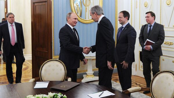 Президент РФ Владимир Путин и владелец и генеральный директор Moёt Hennessy Louis Vuitton Бернар Арно во время встречи в Кремле. 24 ноября 2016