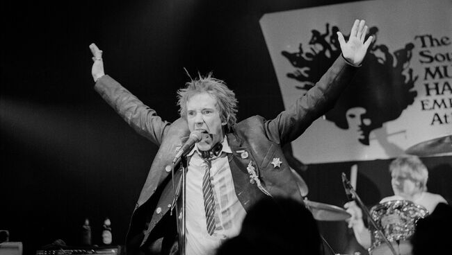 Джонни Роттен во время концерта группы Sex Pistols в Атланте, США. 1978