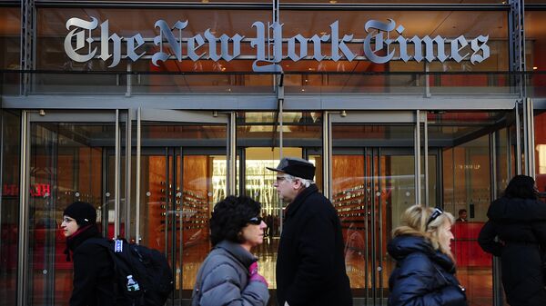 Вход в здание редакции газеты New York Times в Нью-Йорке, США