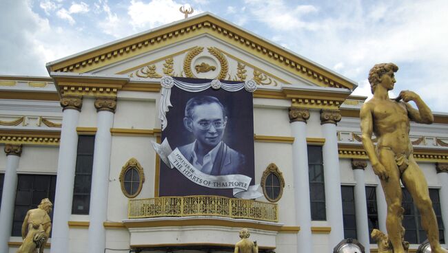 Портрет короля Таиланда Пхумипона Адульядета на здании шоу Тиффани в Паттайе. Архивное фото