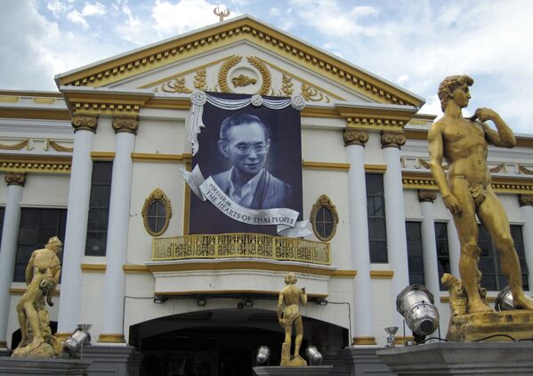 Портрет короля Таиланда Пхумипона Адульядета на здании шоу Тиффани в Паттайе