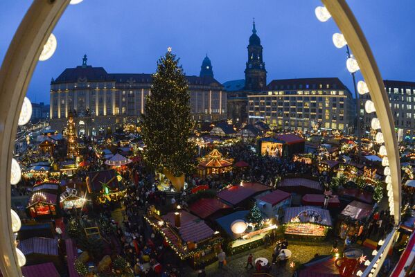 На открытии старейшей Рождественской ярмарки Штрицельмаркт в Дрездене