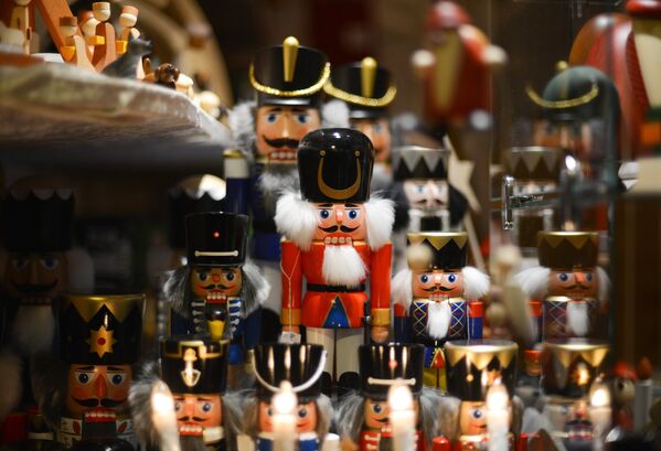 Лавка с игрушками во время открытия старейшей Рождественской ярмарки Штрицельмаркт в Дрездене