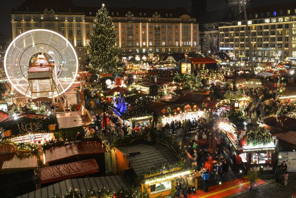 На открытии старейшей Рождественской ярмарки Штрицельмаркт в Дрездене