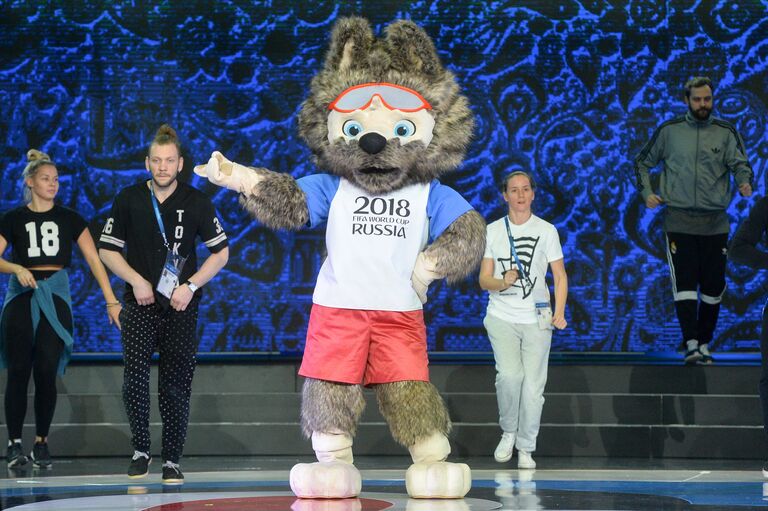 Талисман чемпионата мира по футболу 2018 волк Забивака во время подготовки к жеребьевке Кубка конфедераций - 2017 в Казани