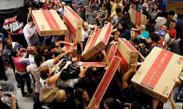 Покупка телевизоров во время распродажи в Черную Пятницу в Сан-Паулу, Бразилия
